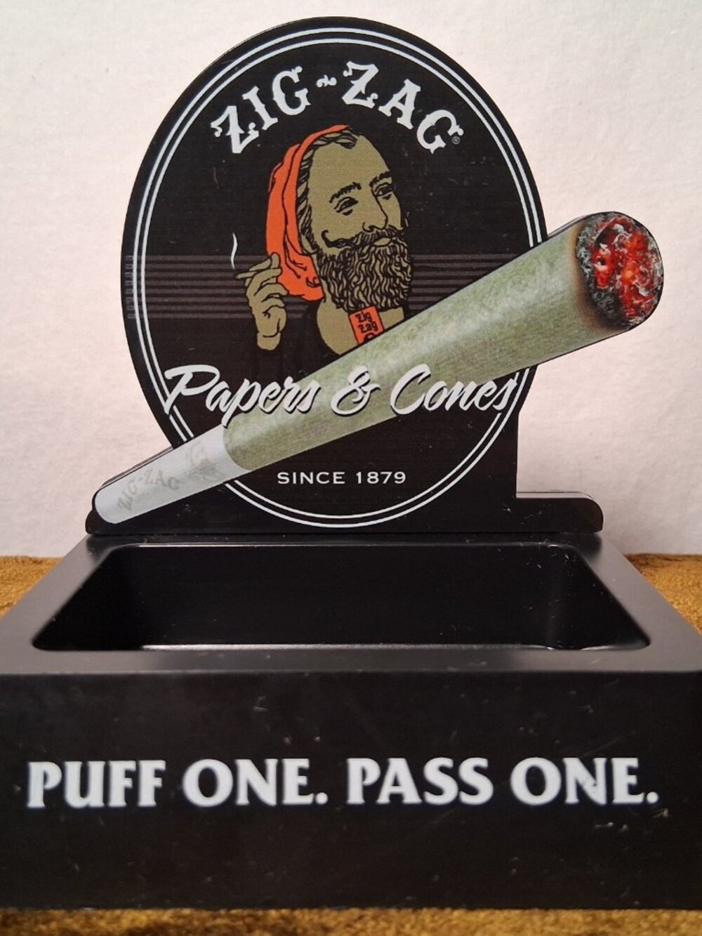 Zig Zag Papers  Cones Advertising Display Puff One Pass One Coin Holder Smoke